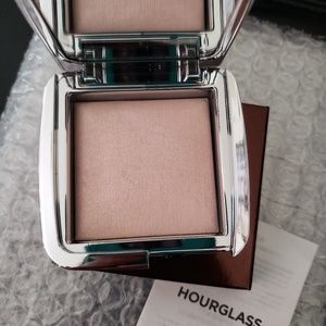 Hourglass strobe lighting powder